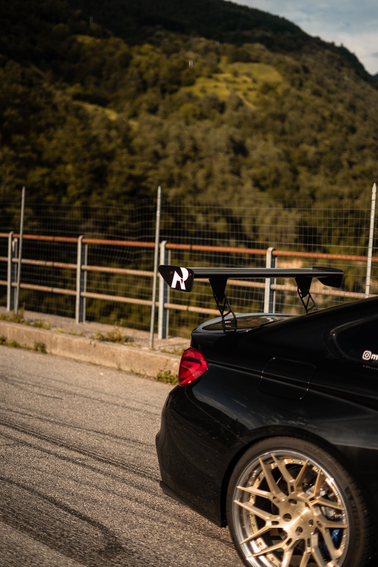 RBLYN - R Schriftzug